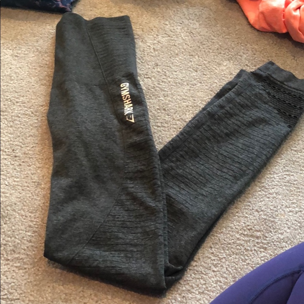 Gym shark leggings